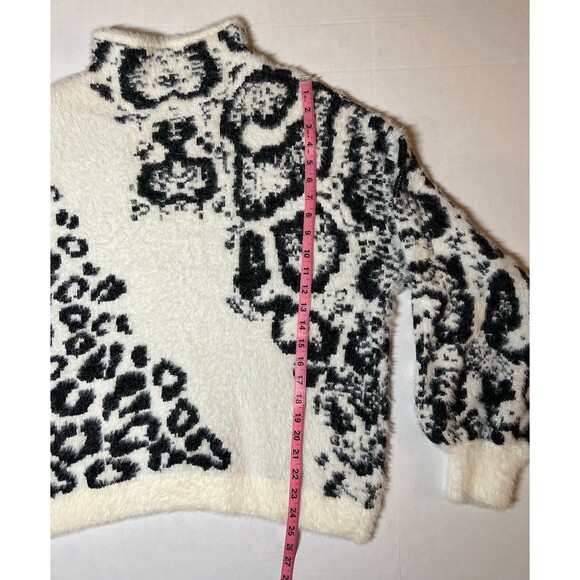 VINCE CAMUTO Animal Print Jacquard Eyelash Fuzzy Sweater Size L (Bx 18) - Picture 6 of 8